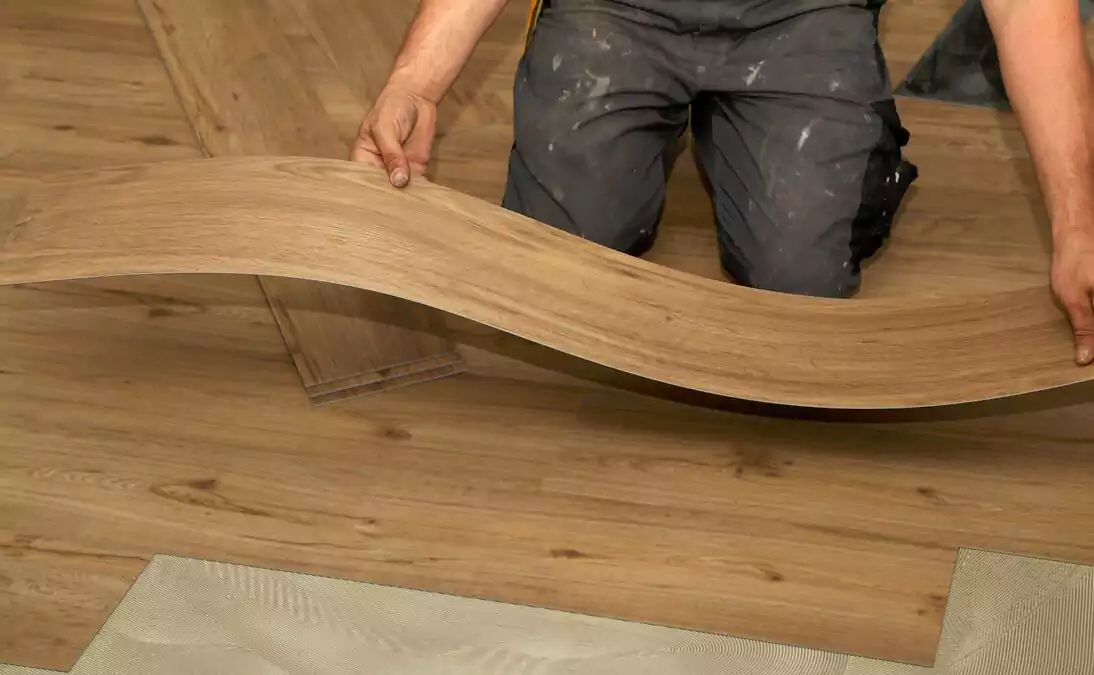 کفپوش پشت چسب‌دار نوعی پوشش با لایه‌ای از چسب صنعتی