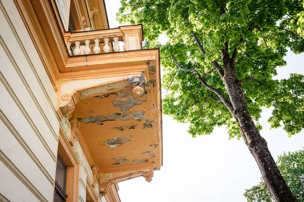 پوسته شدن رنگ نما چگونه اتفاق میافتد؟