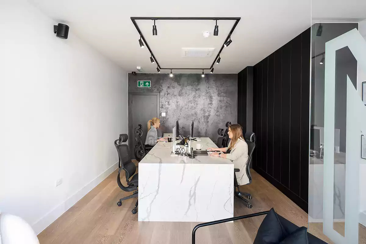 ظاهری مینیمال دفتر کار با میکروسمنت