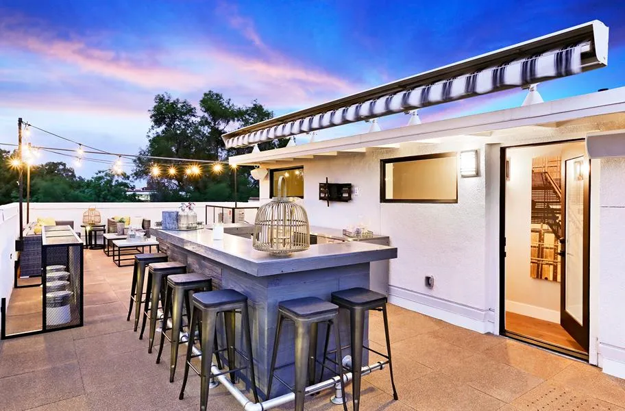 فضای شیک بام با کفپوش روف گاردن