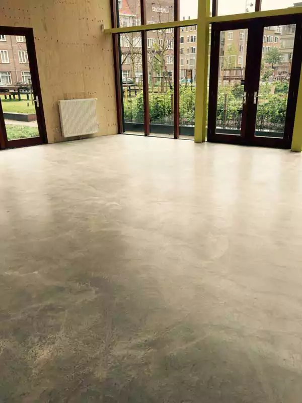 اجرای کف و دیوار میکروسمنت در لابی و فضاهای تجاری پرتردد