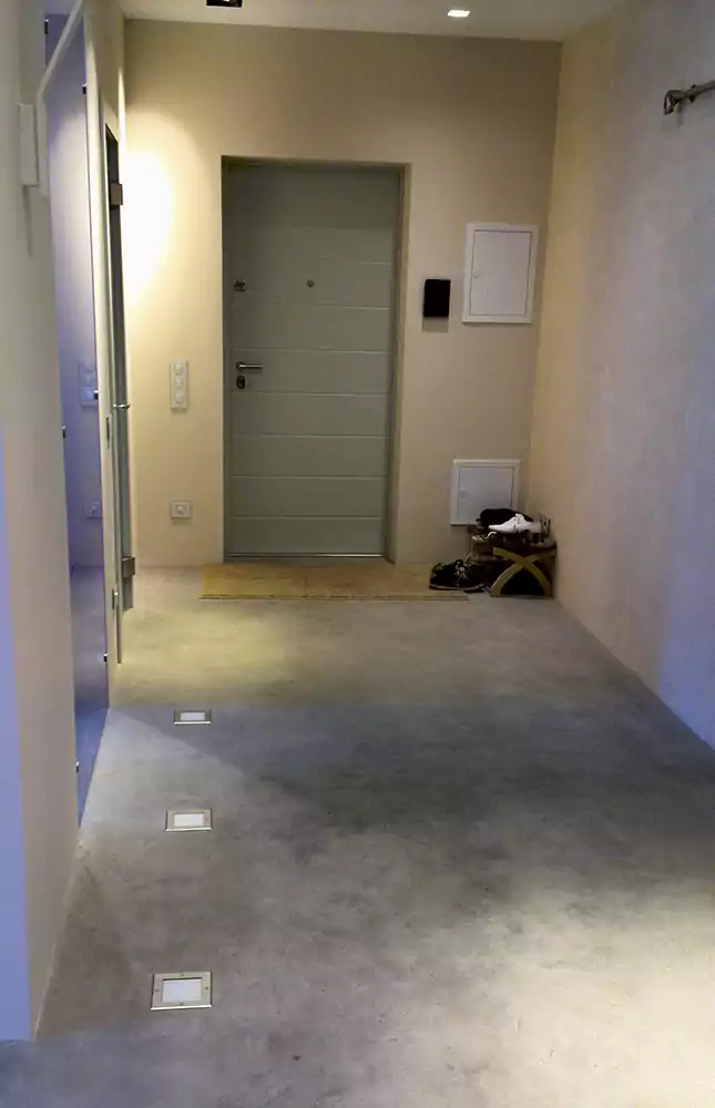 اجرای میکروسمنت در کف و دیوار سالن با نمای یک‌پارچه و مدرن