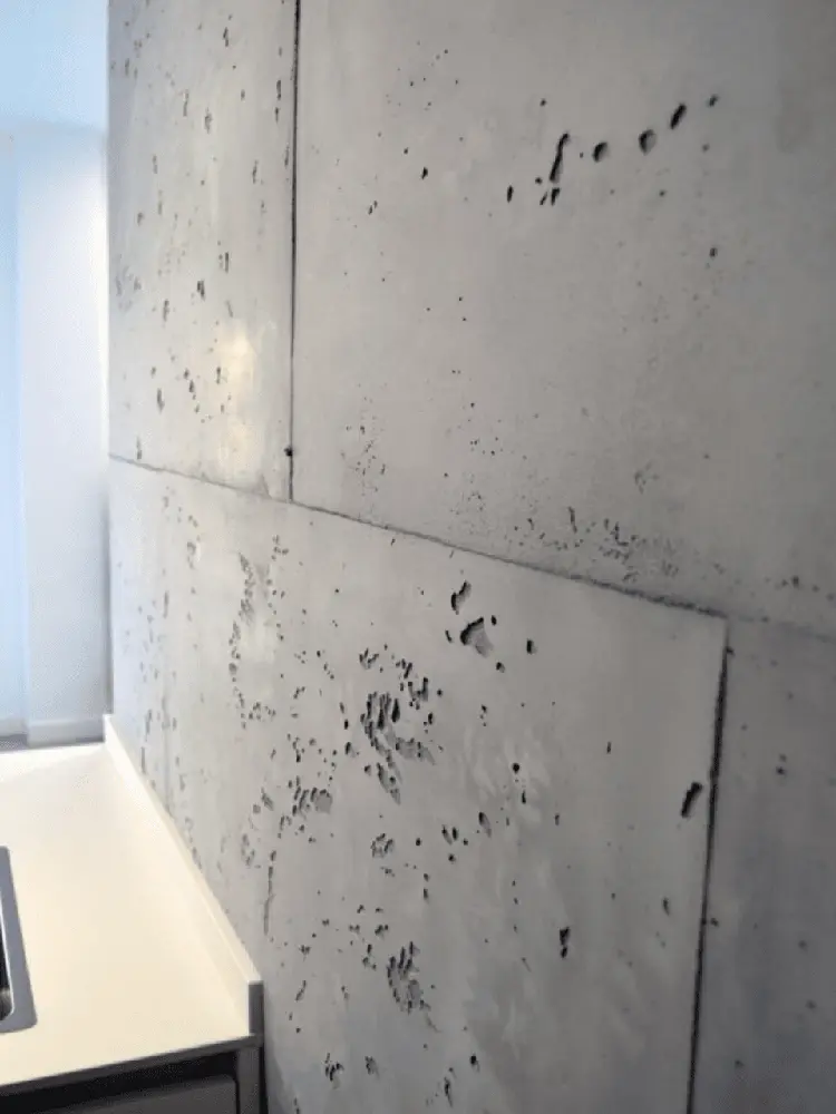 نمونه آسیب‌دیدگی نقطه‌ای روی سطح میکروسمنت در صورت اجرای غیراستاندارد