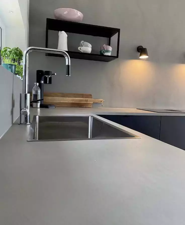 اجرای میکروسمنت در آشپزخانه روی صفحه کابینت و دیوار بین کابینتی