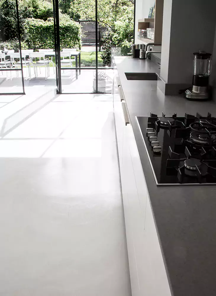 نمونه اجرای میکروسمنت با سطح یک‌دست و بدون درز در طراحی داخلی مدرن