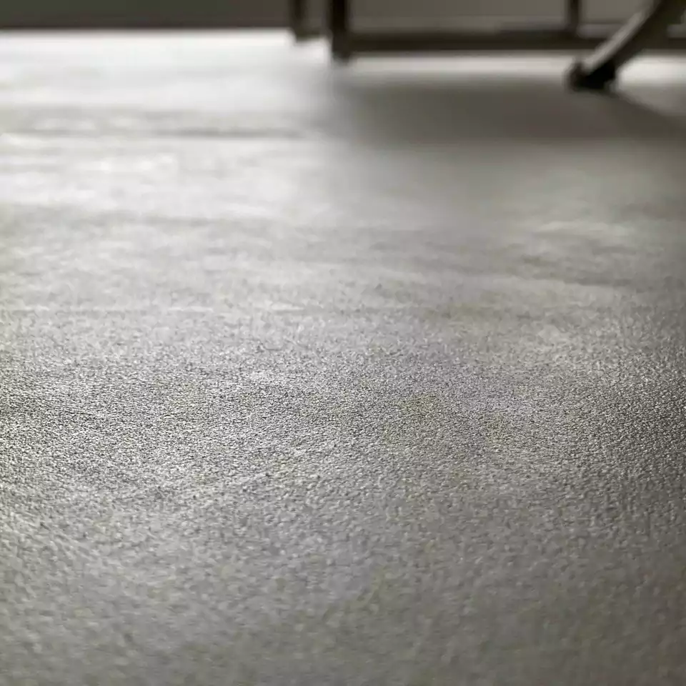 نمای نزدیک (Close-up) از سطح میکروسمنت کف