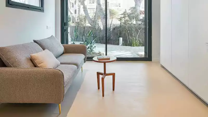 زیبایی کف میکروسمنت در فضای روشن و مینیمال