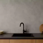 میکروسمنت آشپزخانه روی کابینت‌ها، کف، کانتر و دیوار پشت سینک و اجاق