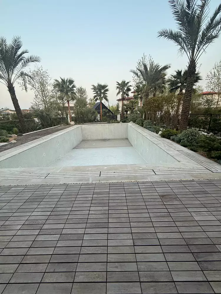 محوطه اطراف استخر ویلای رامسر پیش از اجرای دیپسی
