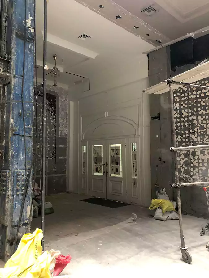 نمای داخلی فروشگاه پروتئین فرشته قبل از اجرای میکروسمنت