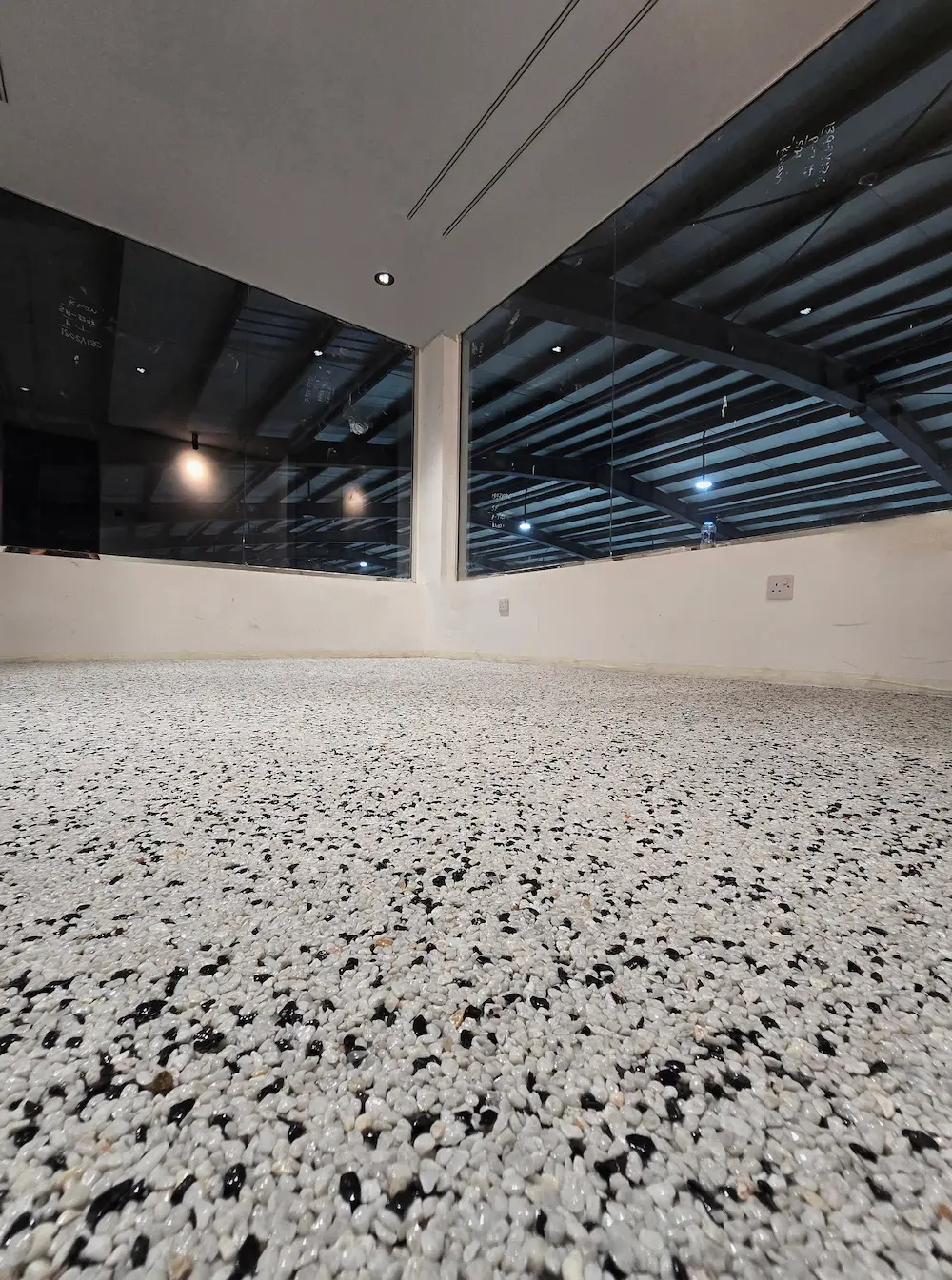 نمای کف دفتر کارخانه در عمان پس از اجرای کفپوش دیپسی ویواسمنتو