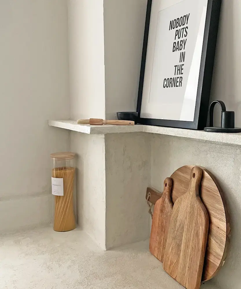 میکروسمنت را روی کاشی بین کابینتی