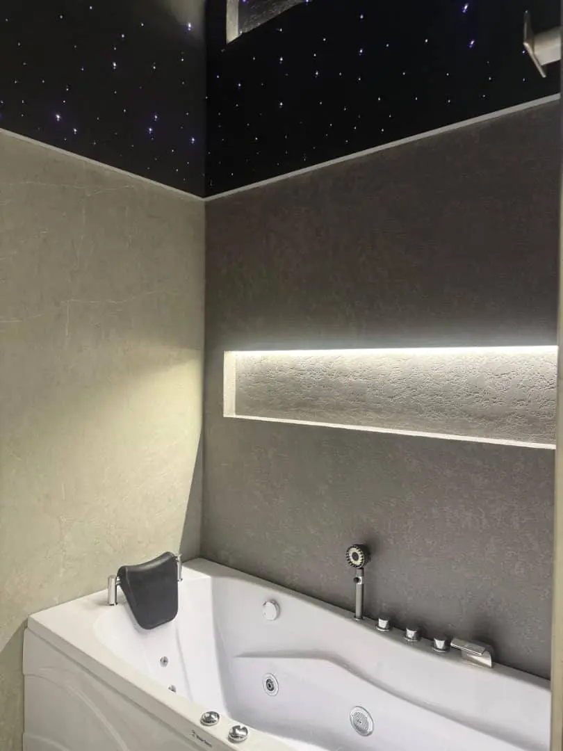 طاقچه میکروسمنت با نورپردازی خطی در سرویس بهداشتی اکباتان