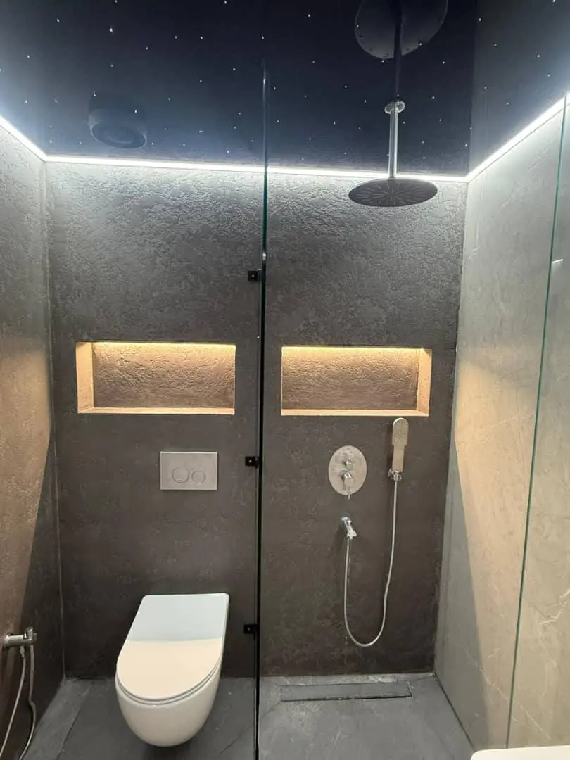 اجرای میکروسمنت طوسی سیمانی در سرویس بهداشتی اکباتان